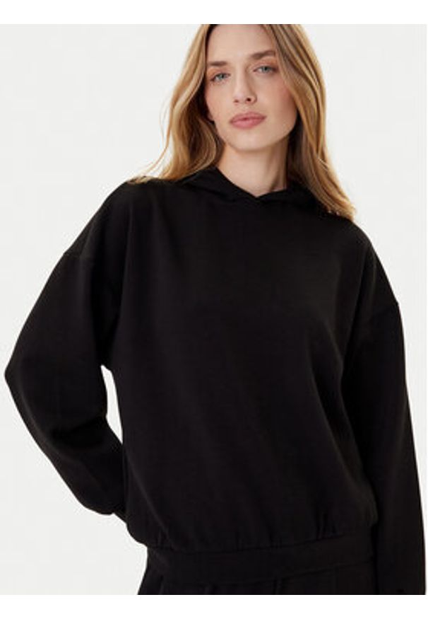 only - ONLY Bluza Scarlet 15355809 Czarny Regular Fit. Kolor: czarny. Materiał: wiskoza, syntetyk