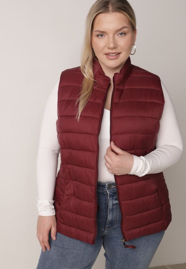 Born2be - Bordowa Pikowana Kamizelka Przejściowa ze Stójką Edanwen. Typ kołnierza: kołnierzyk stójkowy. Kolekcja: plus size. Kolor: czerwony. Materiał: nylon, jeans. Styl: klasyczny