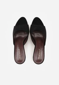 Born2be - Czarne Klapki z Imitacji Zamszu na Szpilce z Otwartym Noskiem Irithna. Okazja: na co dzień, na ślub cywilny, na wesele. Nosek buta: otwarty. Kolor: czarny. Materiał: zamsz. Obcas: na szpilce. Styl: casual, elegancki, klasyczny #3