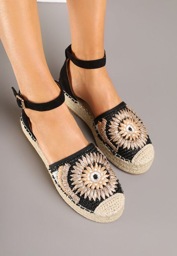 Born2be - Czarne Sandały na Grubej Podeszwie w Stylu Boho Merathiela. Okazja: na co dzień. Zapięcie: sprzączka. Kolor: czarny. Wzór: haft. Styl: boho
