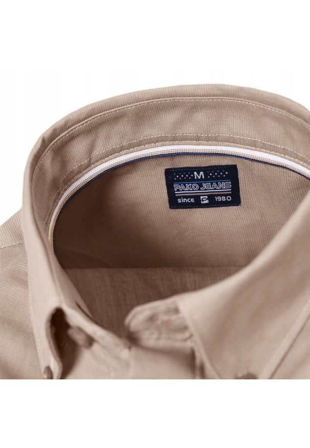 Lekko Taliowana Koszula Sportowa, Button Down - Pako Jeans - Beżowa. Okazja: na co dzień. Typ kołnierza: button down. Kolor: beżowy, brązowy, wielokolorowy. Materiał: bawełna. Styl: sportowy
