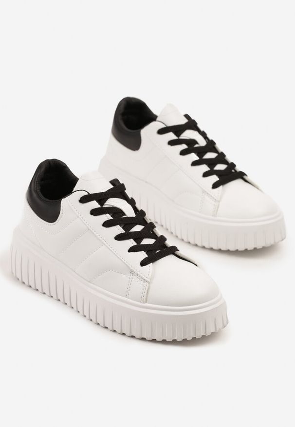 Born2be - Biało-Czarne Sneakersy na Grubej Tłoczonej Podeszwie Zdivila. Kolor: biały. Materiał: jeans