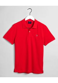 GANT - Czerwony t-shirt polo z bawełnianej piki. Typ kołnierza: polo. Kolor: czerwony. Materiał: bawełna. Wzór: aplikacja. Styl: klasyczny #3