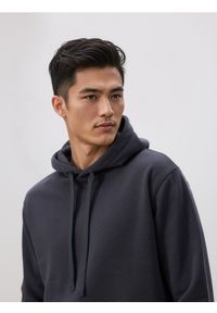 Reserved - Bluza regular z kapturem - ciemnoszary. Typ kołnierza: kaptur. Kolor: szary. Materiał: bawełna, dzianina