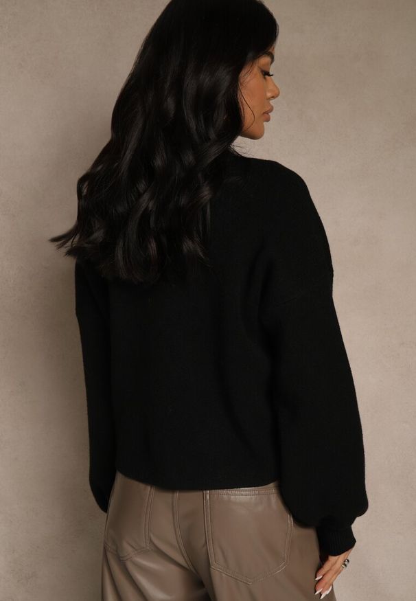 Renee - Czarny Golf Ozdobiony Ściągaczami Wedena. Okazja: na co dzień. Typ kołnierza: golf. Kolor: czarny. Materiał: jeans, skóra. Wzór: aplikacja. Styl: casual