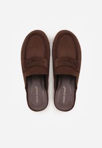 Born2be - Brązowe Klapki Drewniaki w Stylu Mokasynów z Nitami Hanaria. Okazja: na co dzień. Kolor: brązowy. Materiał: jeans, koronka. Wzór: aplikacja. Styl: casual, elegancki #4