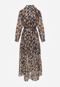 Renee - Granatowa Sukienka Bancroft z Błyszczącym Nadrukiem. Okazja: na co dzień. Kolor: niebieski. Wzór: nadruk. Sezon: wiosna. Typ sukienki: kopertowe. Styl: casual. Długość: maxi #5