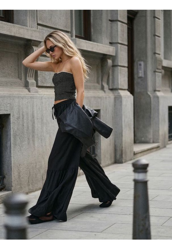 Sinsay - Szerokie spodnie z falbanami i wiązaniem w talii z wiskozą - czarny. Kolor: czarny. Materiał: wiskoza