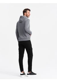 Ombre Clothing - Męska bluza dresowa kangurka z kapturem i metalowym pinem – szara V1 OM-SSNZ-0141 - XXL. Okazja: na co dzień. Typ kołnierza: kaptur. Kolor: szary. Materiał: dresówka. Wzór: jednolity. Styl: casual #3