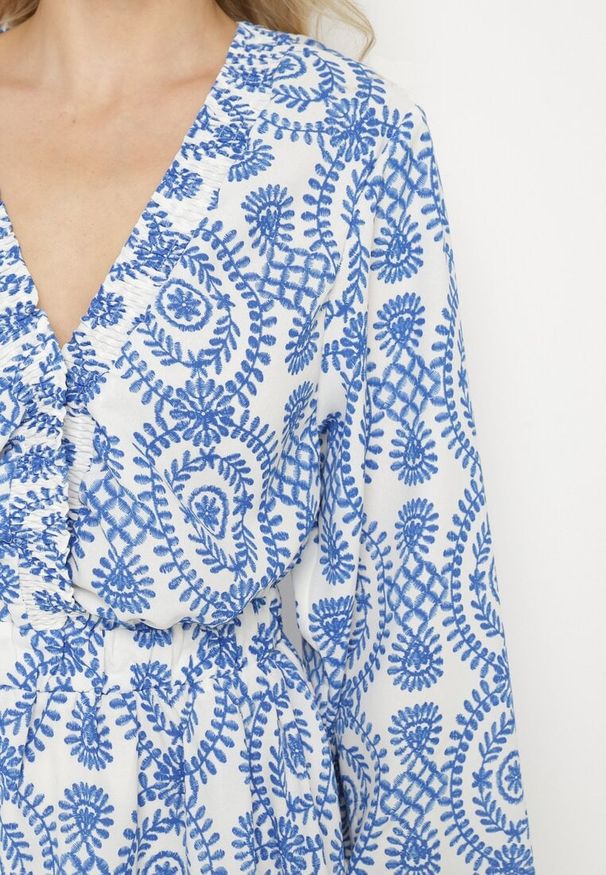 Born2be - Niebieska Rozkloszowana Sukienka w Ornamentalny Wzór Lilreti. Okazja: na co dzień. Typ kołnierza: dekolt w serek. Kolor: niebieski. Materiał: materiał. Wzór: kwiaty. Styl: casual