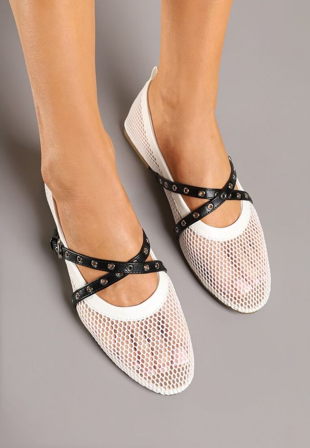 Renee - Białe Balerinki z Siateczki w Stylu Mary Jane z Podwójnym Paskiem Felritia. Okazja: na spotkanie biznesowe. Zapięcie: pasek. Kolor: biały. Materiał: jeans, materiał. Obcas: na obcasie. Styl: biznesowy, elegancki. Wysokość obcasa: niski