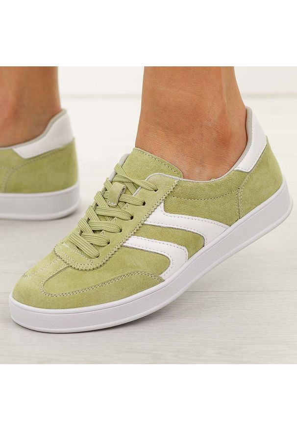 Zielone skórzane półbuty damskie Vinceza 95400. Okazja: na co dzień. Nosek buta: okrągły. Zapięcie: sznurówki. Kolor: zielony. Materiał: skóra, nubuk. Szerokość cholewki: normalna. Sezon: wiosna, jesień, lato. Styl: casual, klasyczny