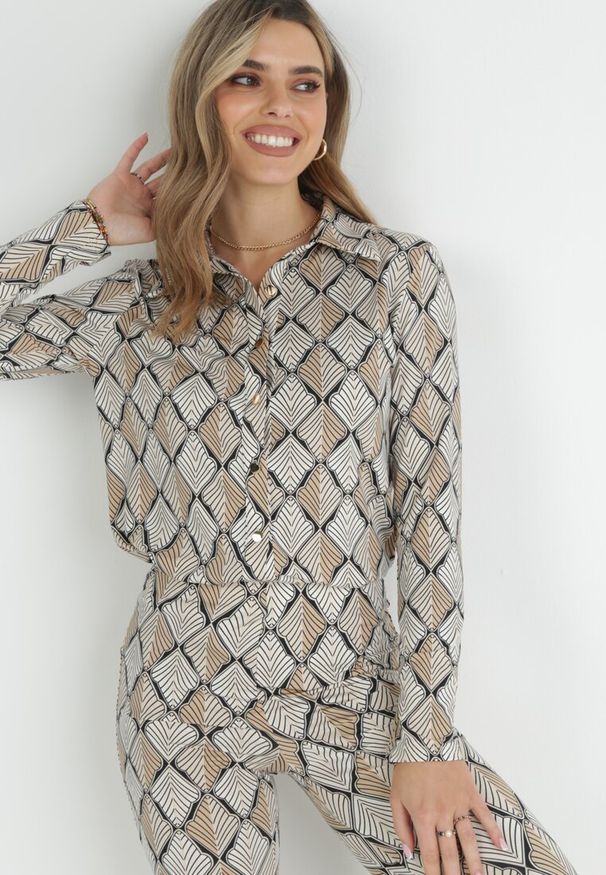 Born2be - Beżowa Koszula w Ornamentalny Wzór Lagzos. Typ kołnierza: kołnierzyk klasyczny. Kolor: beżowy. Długość rękawa: krótki rękaw. Długość: krótkie. Wzór: aplikacja. Styl: klasyczny