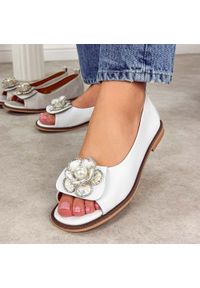 Białe skórzane płaskie sandały damskie Cambell 19424. Okazja: na co dzień. Kolor: biały. Materiał: skóra. Wzór: aplikacja, kwiaty. Sezon: wiosna, lato. Obcas: na płaskiej podeszwie. Styl: elegancki, casual #1