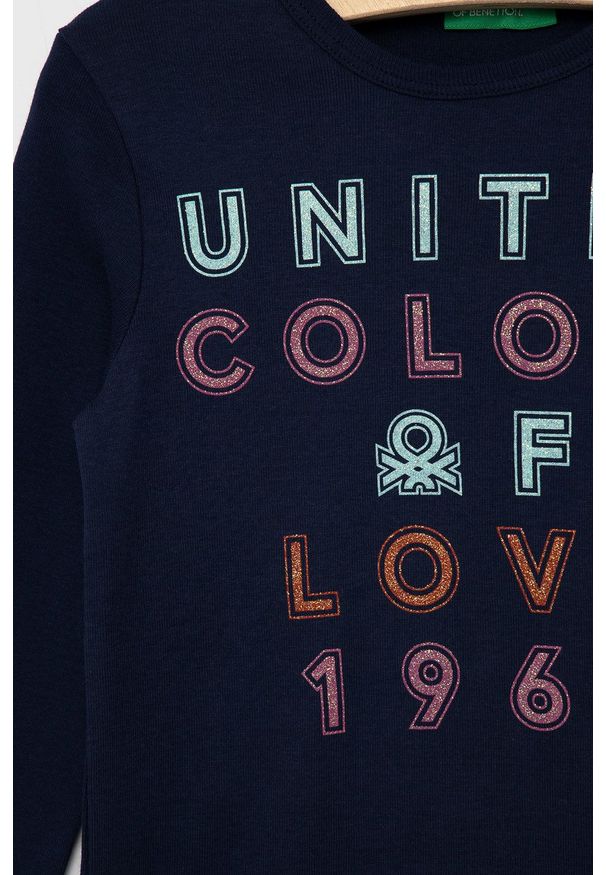 United Colors of Benetton longsleeve bawełniany dziecięcy kolor granatowy. Okazja: na co dzień. Kolor: niebieski. Materiał: bawełna. Długość rękawa: długi rękaw. Długość: długie. Wzór: nadruk. Styl: casual