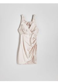 Reserved - Sukienka mini z drapowaniem - kremowy. Kolor: kremowy. Materiał: tkanina. Wzór: gładki. Długość: mini