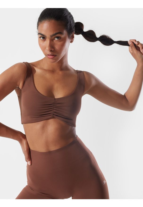 4f - 4F Top szybkoschący z materiałów z recyklingu damski 4F x Anna Lewandowska L. Typ kołnierza: dekolt na plecach. Kolor: brązowy. Materiał: materiał. Długość rękawa: na ramiączkach. Wzór: nadruk