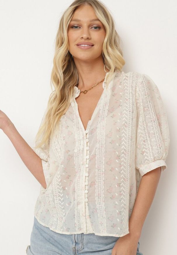 Born2be - Beżowo-Różowa Koszula z Dodatkiem Bawełny Zapinana na Guziki Ozdobiona Stójką Ulosofia. Okazja: na co dzień. Typ kołnierza: kołnierzyk stójkowy. Kolor: beżowy. Materiał: bawełna. Długość rękawa: krótki rękaw. Długość: krótkie. Wzór: aplikacja. Styl: klasyczny, casual, elegancki