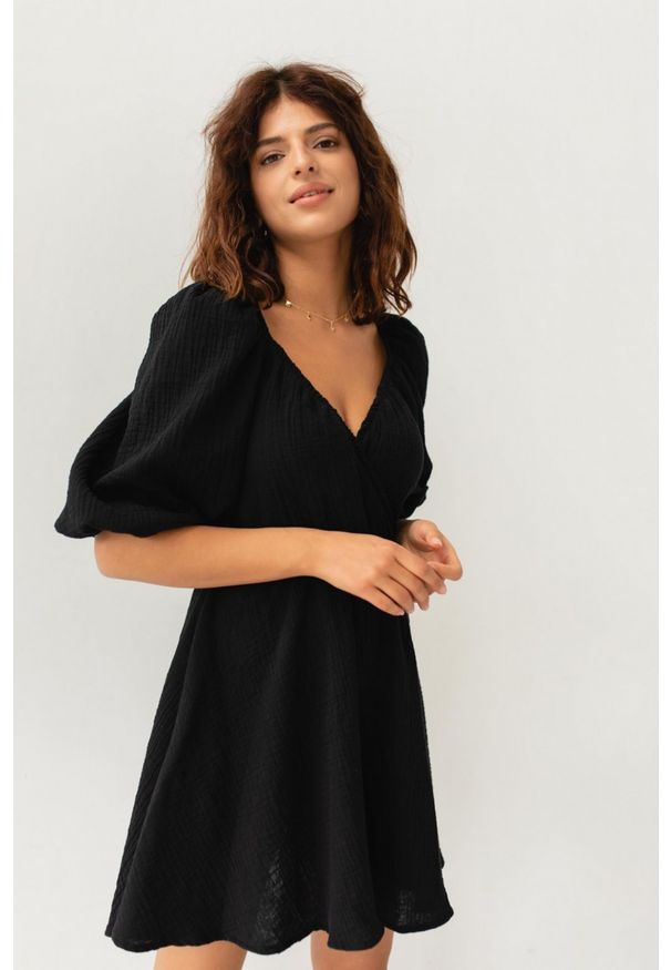 Marsala - Sukienka muślinowa z dekoltem na zakładkę czarna - SHY. Kolor: czarny. Materiał: bawełna. Typ sukienki: kopertowe. Styl: klasyczny