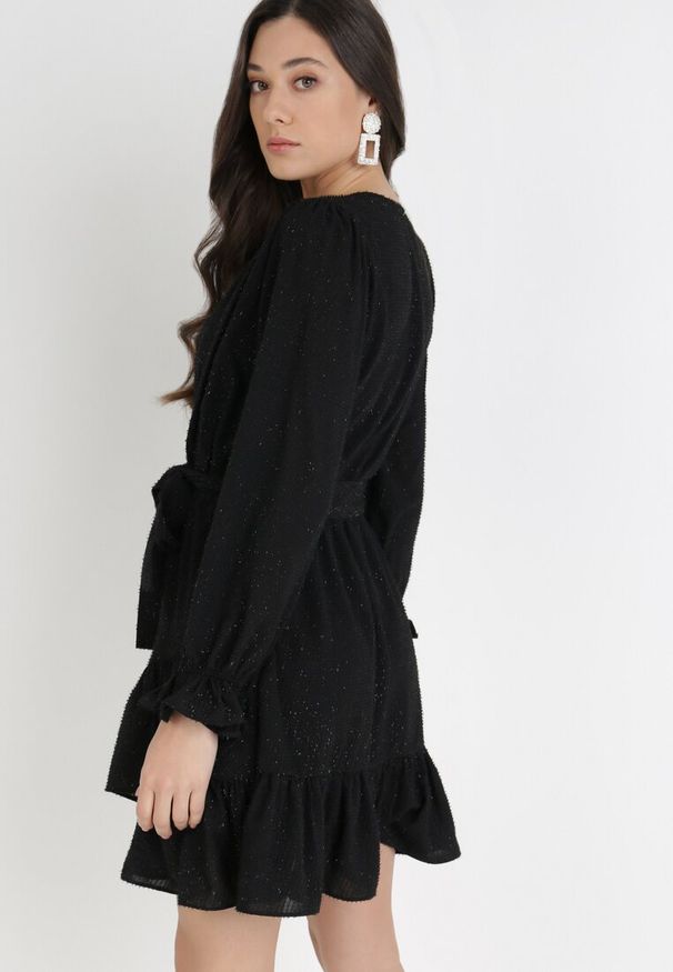 Born2be - Czarna Sukienka Pronynome. Kolor: czarny. Materiał: tkanina, guma. Wzór: aplikacja. Typ sukienki: kopertowe. Długość: mini