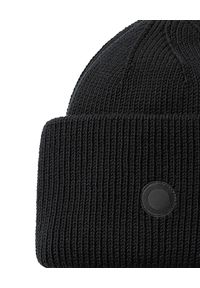ANIA KUCZYŃSKA - Czarna wełniana czapka. Kolor: czarny. Materiał: wełna. Wzór: aplikacja. Sezon: zima. Styl: klasyczny