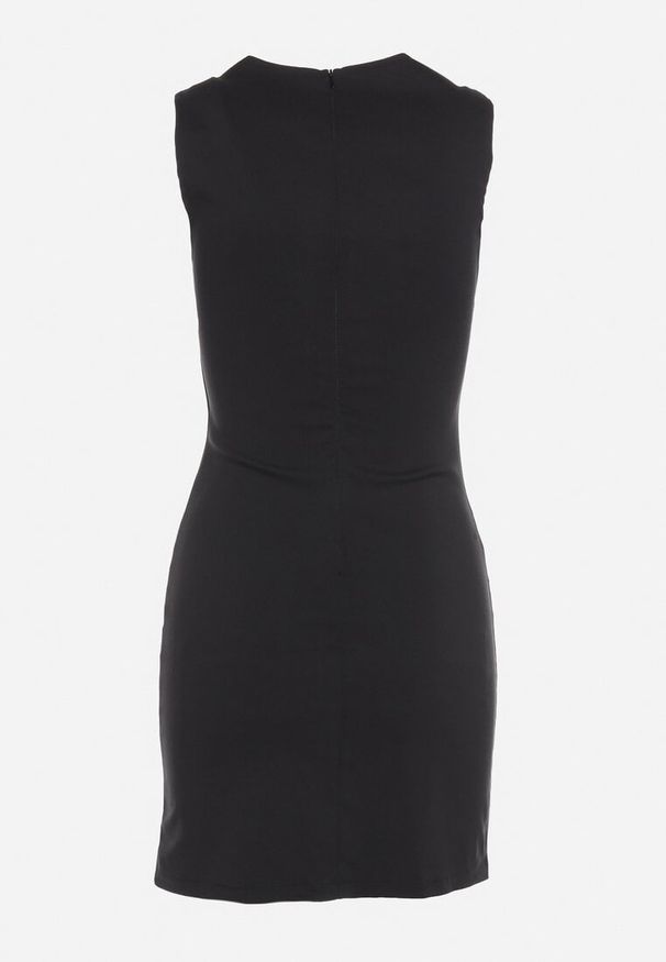 Born2be - Czarna Sukienka Dopasowana z Głębokim Dekoltem Ozdobionym Paskiem z Klamrą Avernia. Okazja: na co dzień. Kolor: czarny. Materiał: jeans. Wzór: aplikacja. Typ sukienki: proste. Styl: klasyczny, casual, elegancki