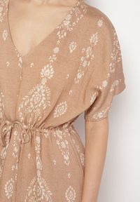 Born2be - Ciemnobeżowa Sukienka Rozkloszowana z Wiskozą w Boho Wzór z Falbaną Turaline. Typ kołnierza: kołnierz z falbankami. Kolor: beżowy. Materiał: wiskoza. Sezon: lato. Typ sukienki: rozkloszowane. Styl: boho #7