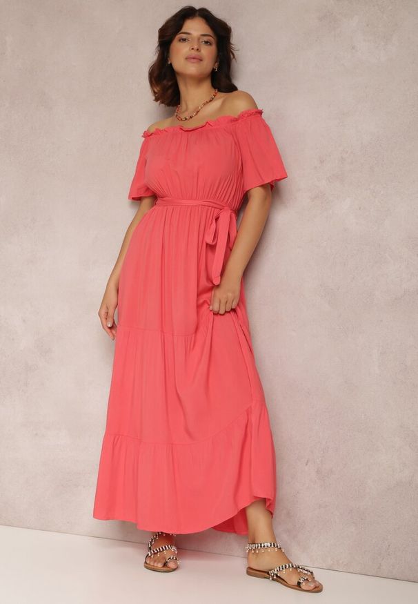 Renee - Ciemnoróżowa Sukienka Amiphiphae. Kolor: różowy. Materiał: materiał. Długość rękawa: krótki rękaw. Wzór: aplikacja. Długość: maxi