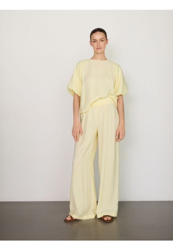 Reserved - Luźne spodnie z modalem - jasnożółty. Kolor: żółty. Materiał: tkanina