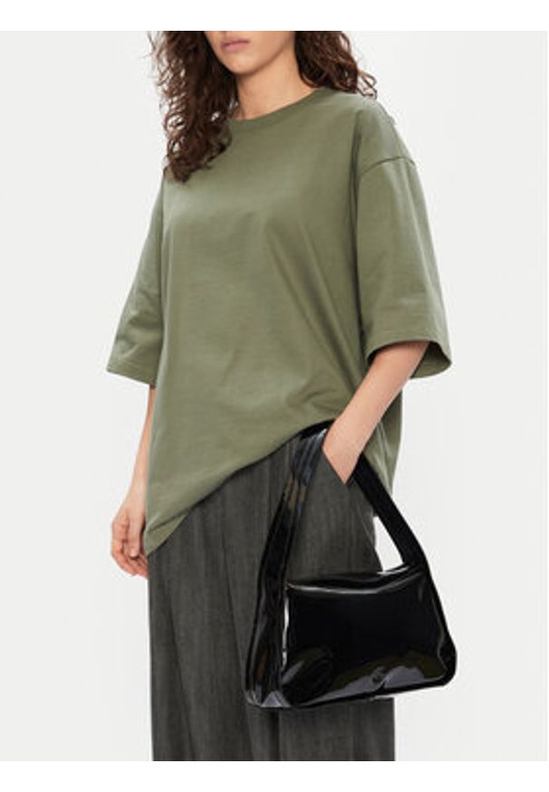 Calvin Klein Jeans Torebka Block Shoulder Bag25 Patent K60K613045 Czarny. Kolor: czarny. Materiał: skórzane
