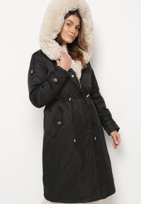 Born2be - Czarno-Beżowa Ocieplana Kurtka Parka ze Ściągaczem w Pasie z Odpinanym Futrem przy Kapturze Tintelissa. Okazja: na co dzień. Kolor: czarny. Materiał: futro. Styl: klasyczny, casual, elegancki, sportowy #3