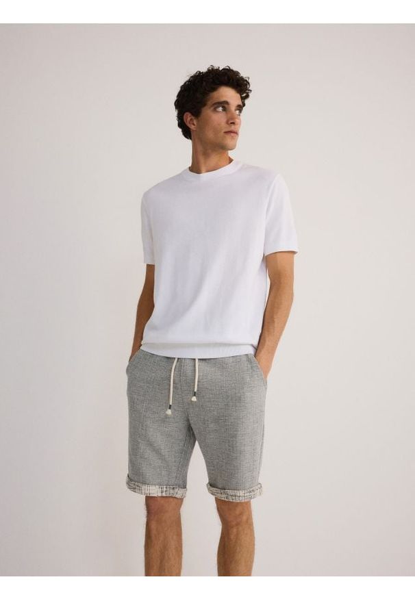 Reserved - Strukturalne szorty regular - ciemnoszary. Kolor: szary. Materiał: dzianina