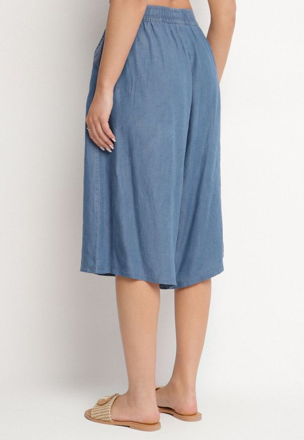 Born2be - Niebieskie Bawełniane Szorty Bermudy o Szerokim Kroju z Ozdobnym Wiązaniem Falpio. Okazja: na co dzień. Kolor: niebieski. Materiał: bawełna. Styl: casual, elegancki