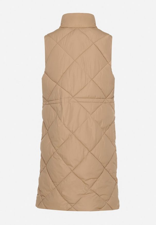 Born2be - Ciemnobeżowa Pikowana Kamizelka o Długim Kroju ze Stójką i Kieszeniami Avatheia. Okazja: na co dzień. Typ kołnierza: kołnierzyk stójkowy. Kolor: beżowy. Materiał: jeans. Długość: długie. Wzór: aplikacja. Styl: casual, elegancki, klasyczny