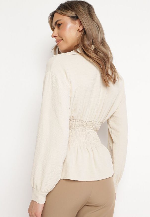 Born2be - Jasnobeżowa Koszula z Elastyczną Talią i Klasycznym Kołnierzykiem Asnida. Typ kołnierza: kołnierzyk klasyczny. Kolor: beżowy. Styl: klasyczny