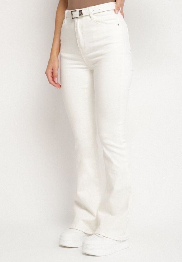 Born2be - Białe Jeansy z Bawełny o Kroju Dzwonów Tiloreia. Kolor: biały. Styl: elegancki