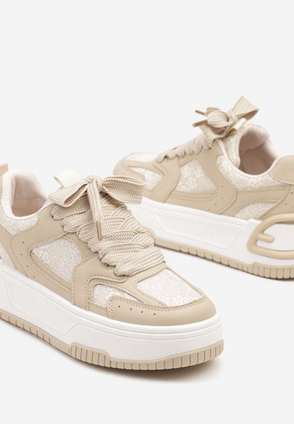 Renee - Beżowe Sneakersy z Brokatowymi Zdobieniami na Platformie Deovirae. Okazja: na co dzień. Zapięcie: sznurówki. Kolor: beżowy. Materiał: jeans. Wzór: aplikacja. Obcas: na platformie