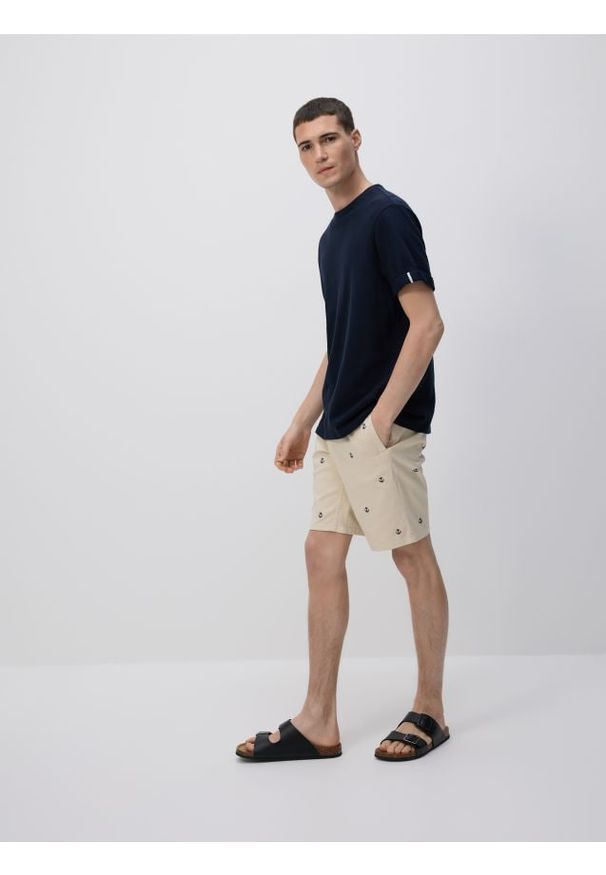 Reserved - Szorty regular z haftem - beżowy. Kolor: beżowy. Materiał: bawełna, tkanina. Wzór: haft