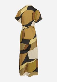 Born2be - Zielona Sukienka Rozkloszowana z Wiskozy w Geometryczny Wzór z Paskiem Ranislla. Okazja: na co dzień. Typ kołnierza: dekolt w serek. Kolor: zielony. Materiał: wiskoza. Długość rękawa: krótki rękaw. Wzór: geometria. Styl: casual, elegancki #5