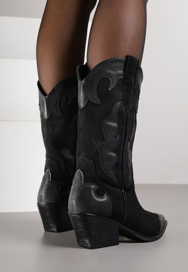 Born2be - Czarne Kozaki Typu Kowbojki na Stożkowym Obcasie Ozdobione Tłoczeniem Astille. Okazja: na co dzień. Kolor: czarny. Materiał: jeans. Wzór: aplikacja. Obcas: na obcasie. Styl: casual, elegancki. Wysokość obcasa: średni