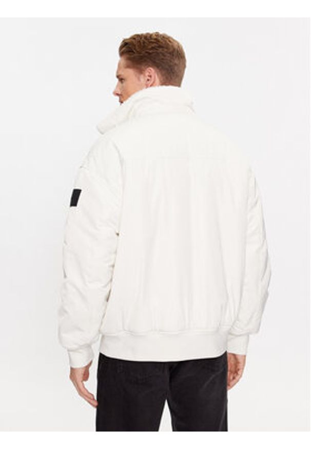 Calvin Klein Jeans Kurtka bomber J30J324123 Écru Oversize. Materiał: syntetyk