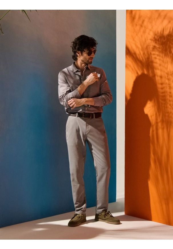 Sinsay - Eleganckie spodnie chino slim - szary. Kolor: szary. Styl: elegancki