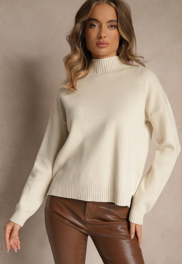 Renee - Jasnobeżowy Gładki Golf Casual Raliana. Okazja: na co dzień. Typ kołnierza: golf. Kolor: beżowy. Materiał: skóra, jeans. Długość rękawa: długi rękaw. Długość: długie. Wzór: gładki. Styl: casual