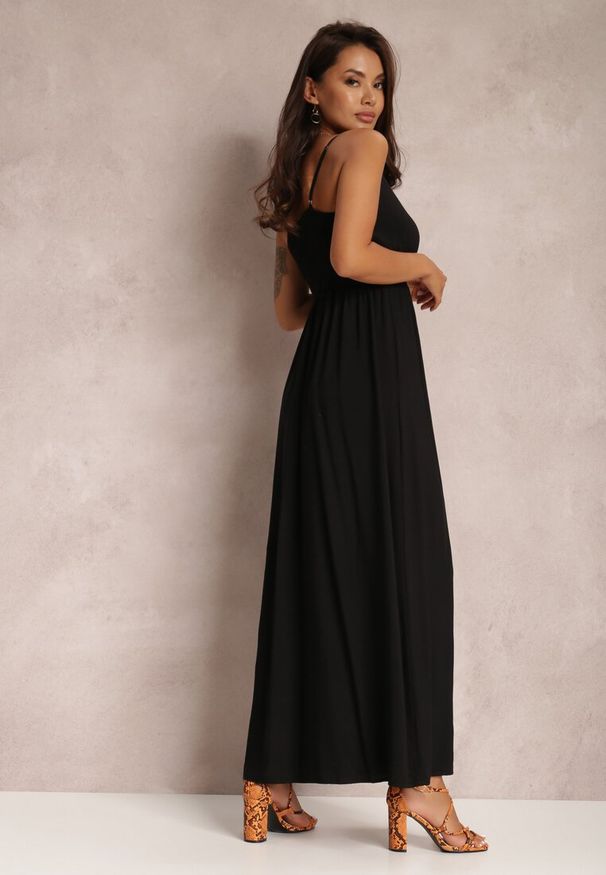 Renee - Czarna Sukienka Sterinig. Kolor: czarny. Materiał: bawełna. Długość rękawa: na ramiączkach. Typ sukienki: kopertowe. Długość: maxi