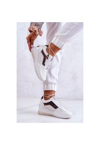 Damskie Sneakersy Na Koturnie Cross Jeans JJ2R4028C Białe. Kolor: biały. Materiał: skóra ekologiczna, materiał, tworzywo sztuczne. Szerokość cholewki: normalna. Wzór: aplikacja. Obcas: na koturnie #3