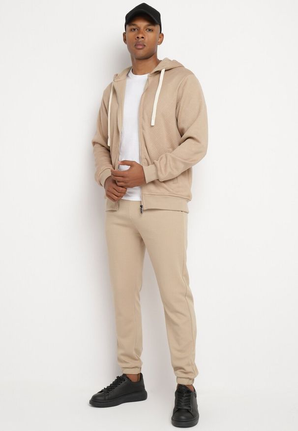 Born2be - Ciemnobeżowe Spodnie Dresowe z Bawełną i Sznurkami Arlania. Okazja: na spacer, na co dzień. Kolor: beżowy. Materiał: bawełna, dresówka. Styl: casual, klasyczny