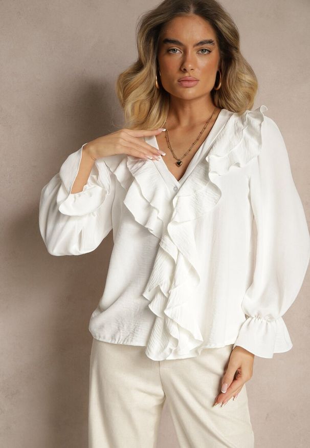 Renee - Biała Koszula z Falbankami Ravedia. Okazja: na co dzień, na imprezę. Typ kołnierza: kołnierz z falbankami. Kolor: biały. Styl: elegancki, casual