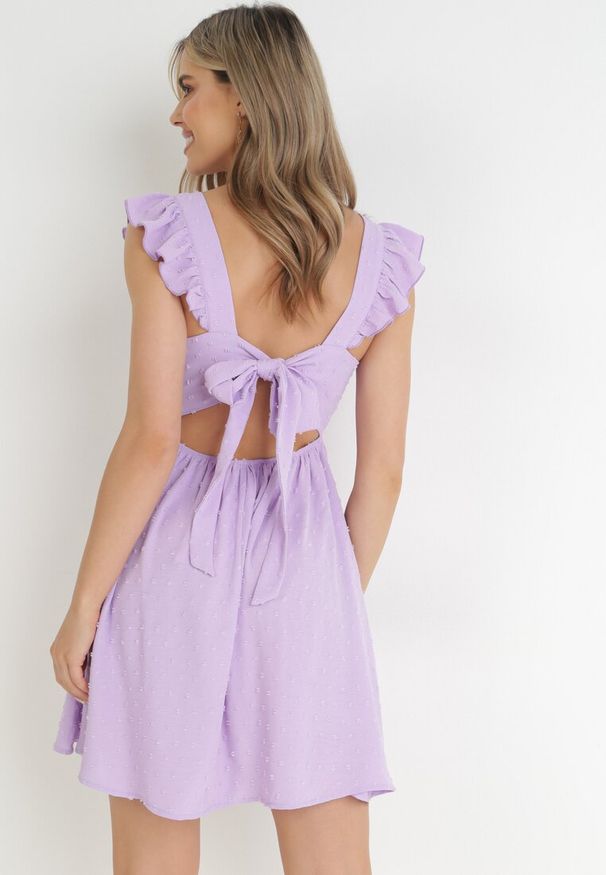 Born2be - Fioletowa Rozkloszowana Sukienka Mini z Tkaniny Plumeti i Odkrytymi Plecami Caitadi. Typ kołnierza: kołnierz z falbankami. Kolor: fioletowy. Materiał: tkanina. Styl: elegancki. Długość: mini