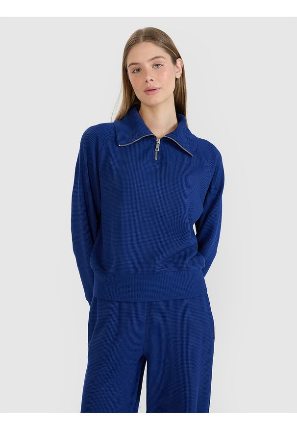 4f - 4F Bluza dresowa oversize nierozpinana bez kaptura damska - granatowa XS. Okazja: na co dzień. Typ kołnierza: bez kaptura. Kolor: niebieski. Materiał: dresówka. Długość rękawa: raglanowy rękaw. Wzór: ze splotem. Styl: casual, sportowy