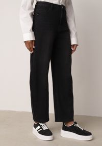 Born2be - Czarne Jeansy z Bawełną o Kroju Barrel z Wysokim Stanem Nelimia. Okazja: na co dzień, na spotkanie biznesowe, do pracy. Stan: podwyższony. Kolor: czarny. Styl: biznesowy, elegancki, boho, casual, klasyczny #4